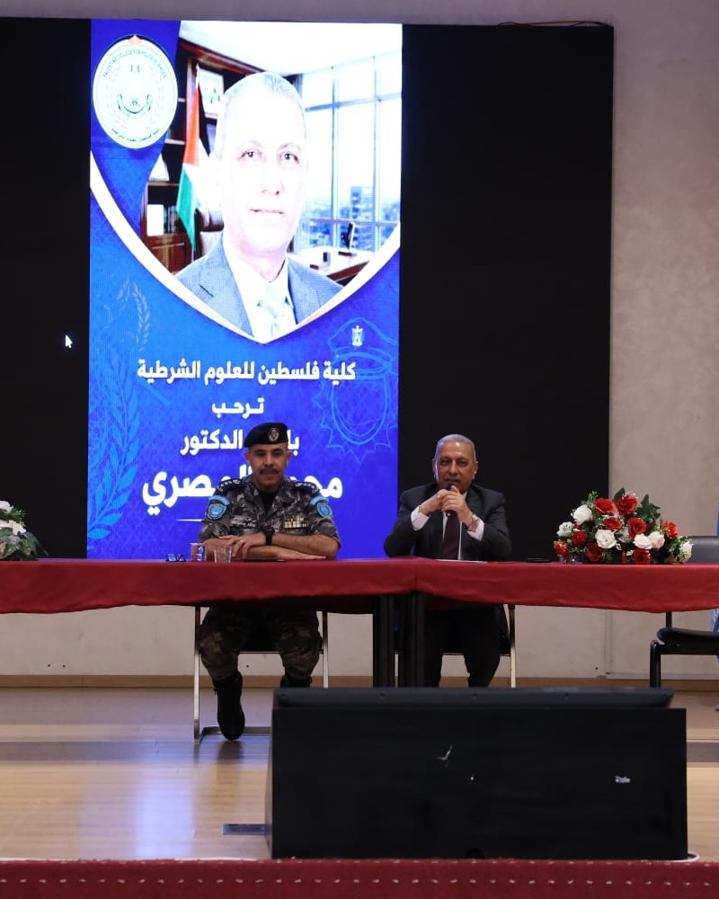 الدكتور محمد المصري رئيس المركز الفلسطيني للبحوث والدراسات الاستراتيجية يقدم محاضرة بعنوان